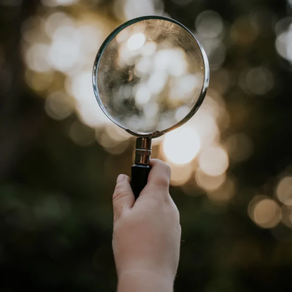 Sherlock Holmes-style magnifying glass